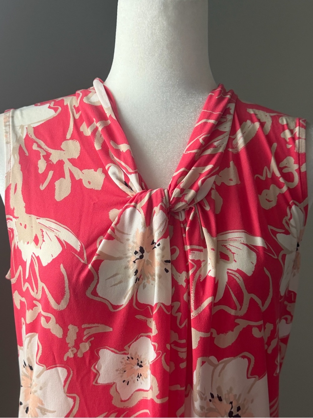 KARL LAGERFELD PARIS Coral Pink Floral Twist Neck Sleeveless Blouse Size Medium - Picture 5 of 11
